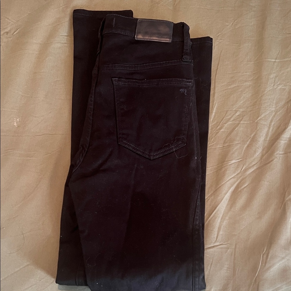 Madewell 10”skinny high rise jeans.Some lint on them in generally new condition.